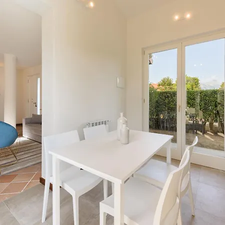 Villa Esclusiva In Pieno Centro A Dei Marmi