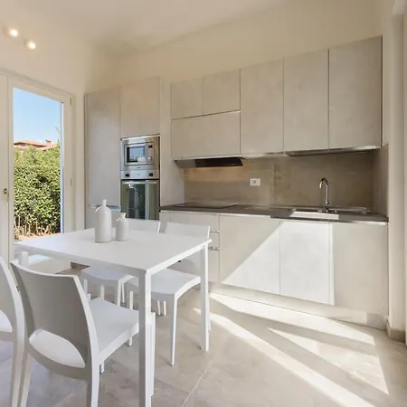 Villa Esclusiva In Pieno Centro A Dei Marmi *